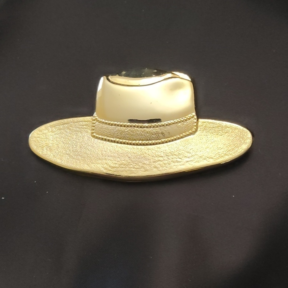 Gold tone wide brim hat brooch Y2K